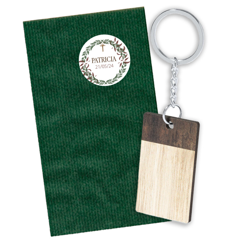 Llavero en madera bicolor en sobre kraft verde con adhesivo personalizado