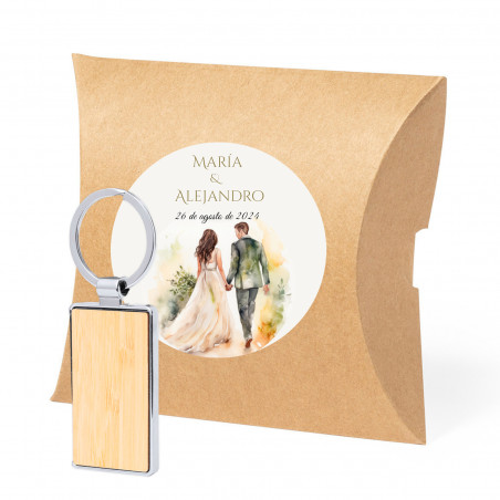 Llavero de bambú en sobre kraft personalizado para detalles de boda