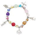 Pulsera con cuentas de colores y charms en bolsa de tela rosa y adhesivo especial para bautizo