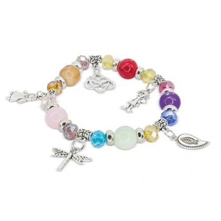 Pulsera con cuentas de colores y charms en bolsa de tela rosa y adhesivo especial para bautizo