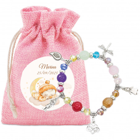 Pulsera con cuentas de colores y charms en bolsa de tela rosa y adhesivo especial para bautizo