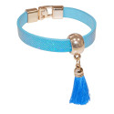 Pulsera azul con borlón en cofre con adhesivo personalizado para bautizos