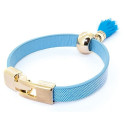 Pulsera azul con borlón en cofre con adhesivo personalizado para bautizos