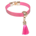 Pulsera rosa con borlón en bolsa de tela a juego con adhesivo personalizado para bautizos