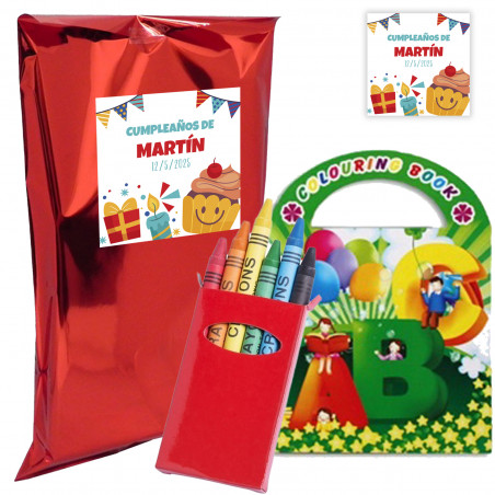 Libro para colorear con estuche de ceras rojo presentado en bolsa metalizada a juego y adhesivo personalizado de cumpleaños