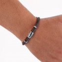 Pulsera de piel y adornos plateados en sobre negro con adhesivo personalizado de iniciales para eventos