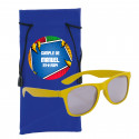 Gafas de sol infantiles amarillas en funda azul con adhesivo de superhéroes personalizado para cumpleaños