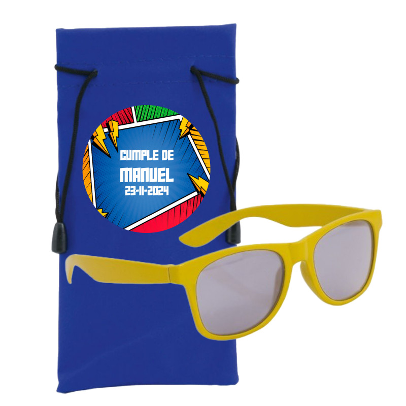 Gafas de sol infantiles amarillas en funda azul con adhesivo de superhéroes personalizado para cumpleaños