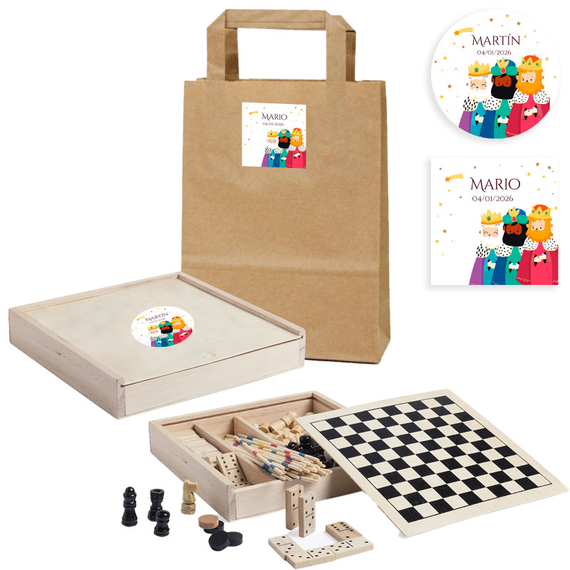 Set de juegos de mesa en caja de madera personalizada con adhesivo de Reyes Magos y bolsa kraft a juego