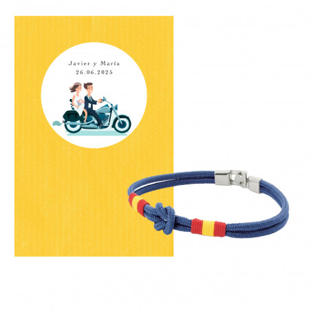 Pulsera con nudo marinero en sobre de kraft amarillo con adhesivo de boda personalizado