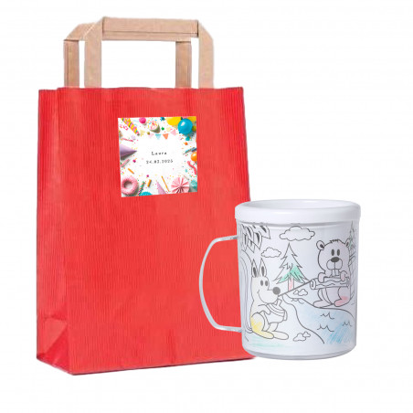 Taza para colorear infantil presentada en bolsa de papel roja con adhesivo personalizado