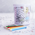 Taza para colorear infantil presentada en bolsa de papel roja con adhesivo personalizado